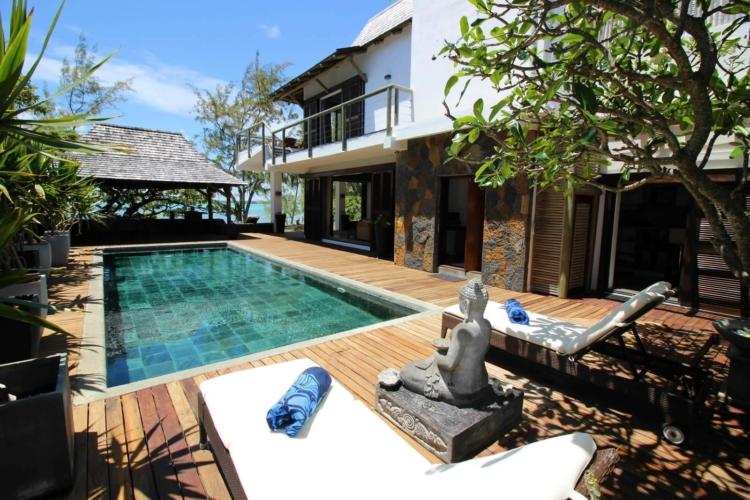 Villa moderne face à la mer avec piscine à vendre à Poste Lafayette