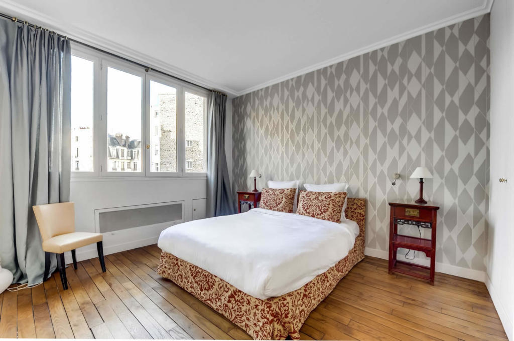 Parisian Apartment with 4 Spacious Rooms for sale in the 16th