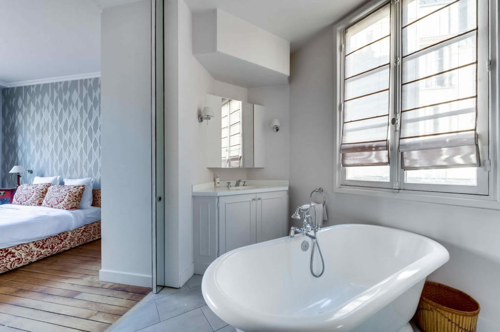 Parisian Apartment with 4 Spacious Rooms for sale in the 16th