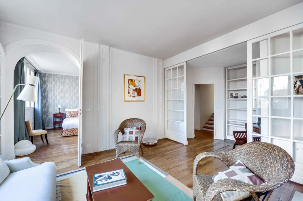 Parisian Apartment with 4 Spacious Rooms for sale in the 16th
