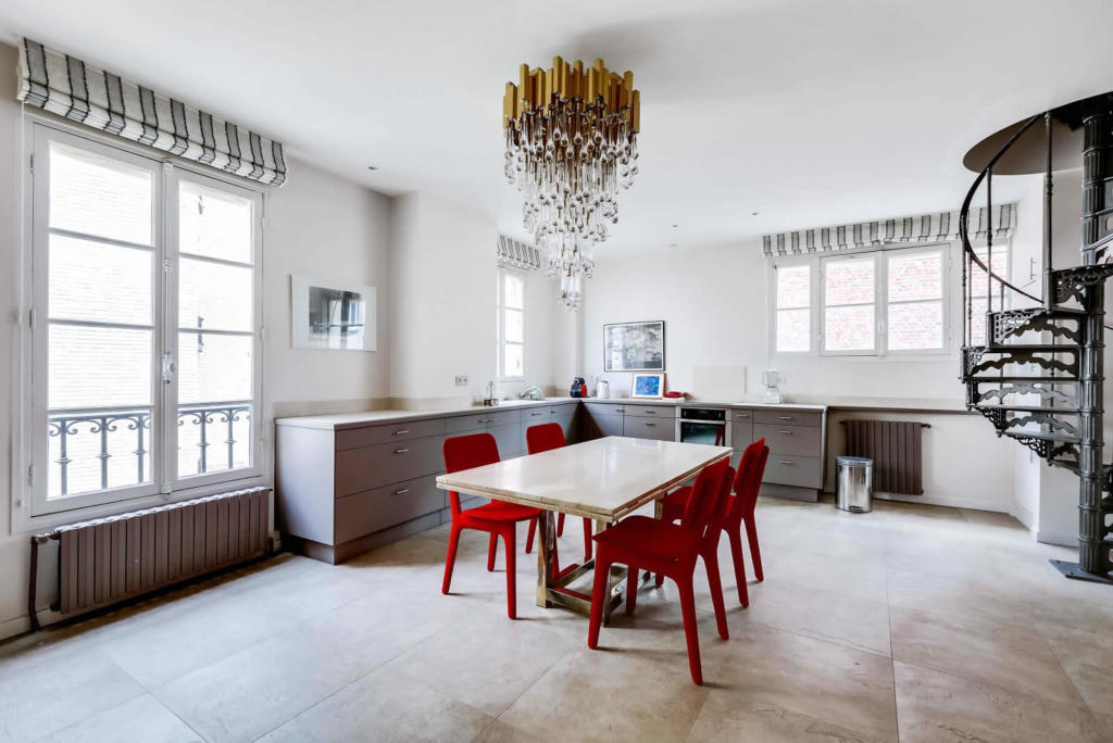 Parisian Apartment with 4 Spacious Rooms for sale in the 16th
