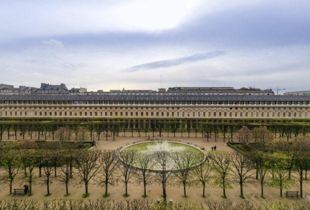 Appartement Situe Dans Les Jardins Du Palais Royal A Vendre Dans Le Prestigieux 1er Arrondissement De Paris 1 Chambre Terrasse Panoramique Cheminee
