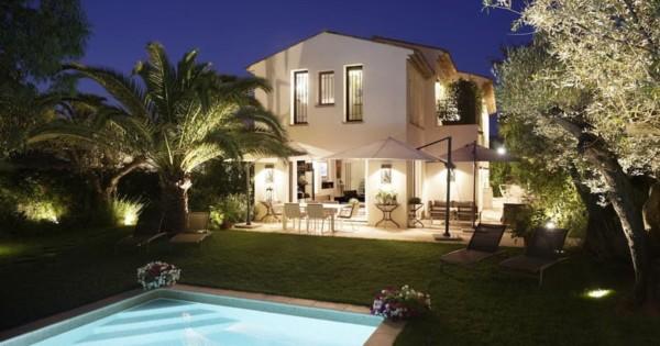 villa-a-louer-piscine-chauffee-jardin-terrasse-privative-parking