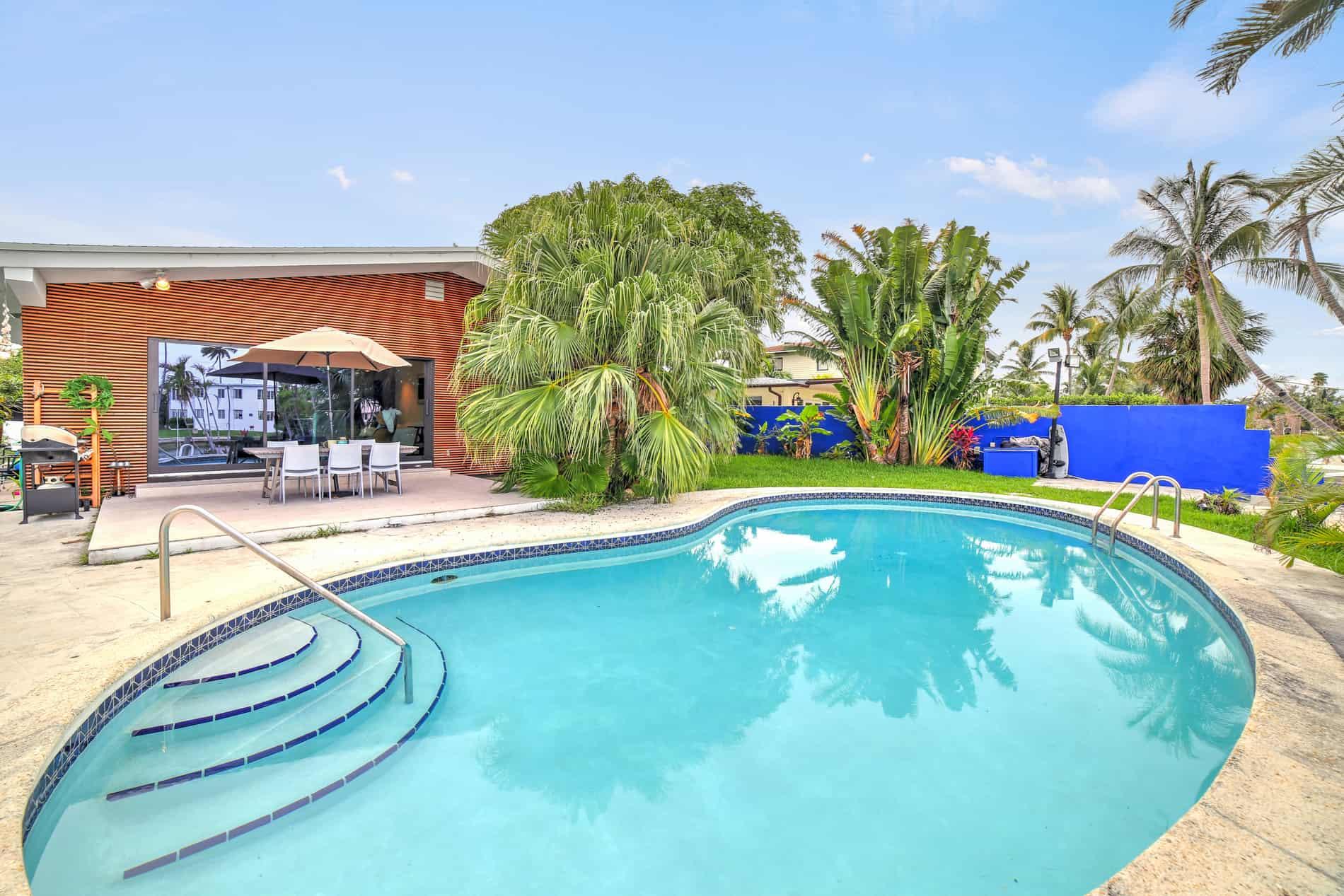 Miami Beach Waterfront House For Sale: 4 Bedrooms - Swimming Pool - Indoor Garage